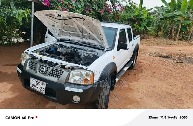 Nissan Hardbody 2011 White · Photo 1