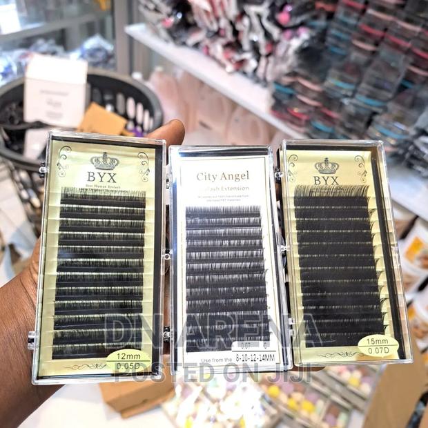 Hybrids Premade Volume Fan Lashes · Photo 3