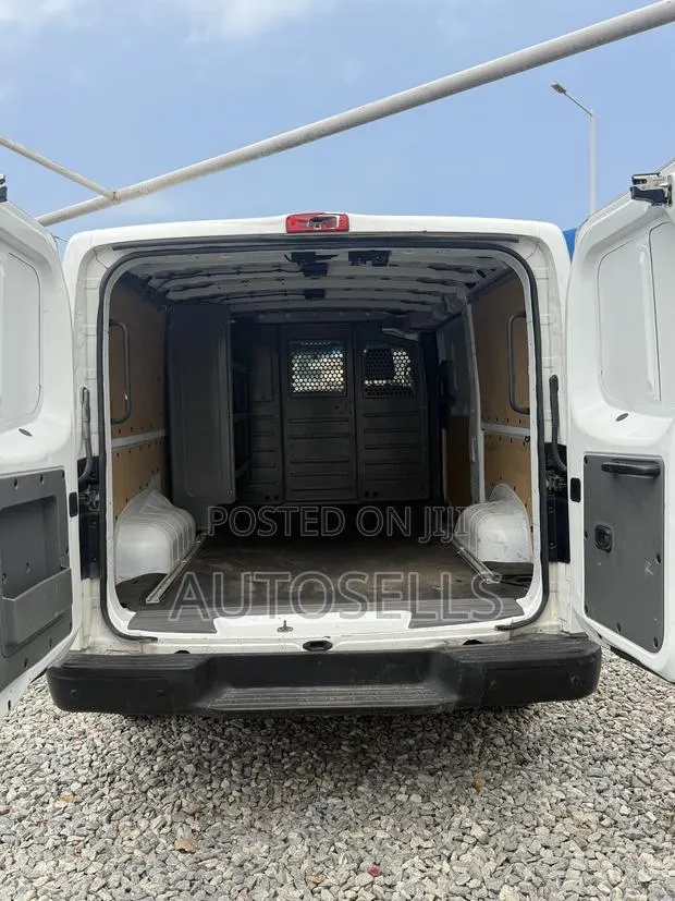 Nissan NV3500 2018 White · Photo 1