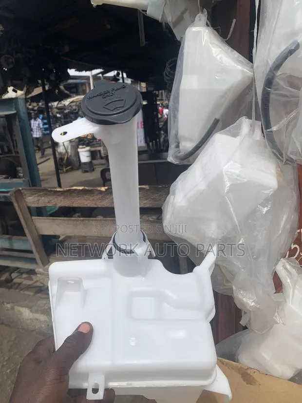 Toyota Corolla 2008 to 2018 Water Tank · Photo 1