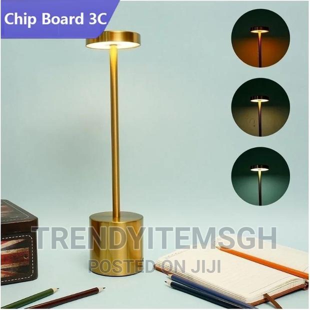 Rechargeable LED Table Lamp 3 Colours · Photo 4