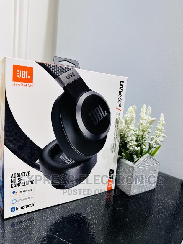 Grab Your Favorite Headphones JBL 660 · Photo 1