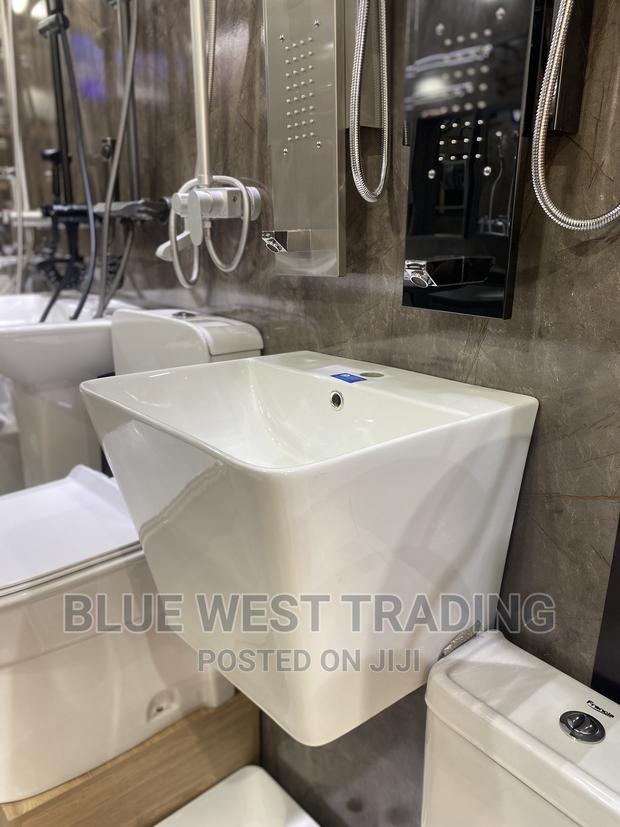 Wall Hung Washand Basin · Photo 5