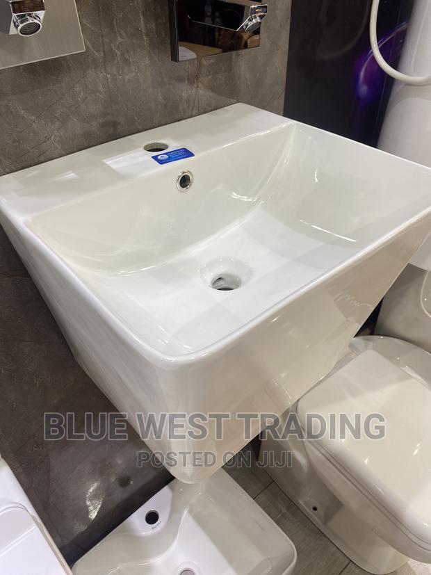 Wall Hung Washand Basin · Photo 4