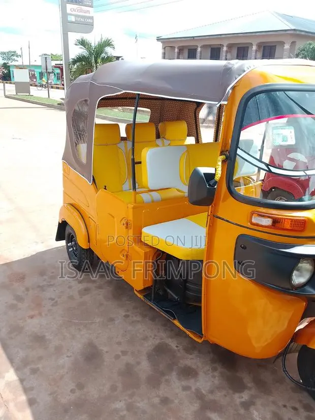 Bajaj RE 2026 Red · Photo 1