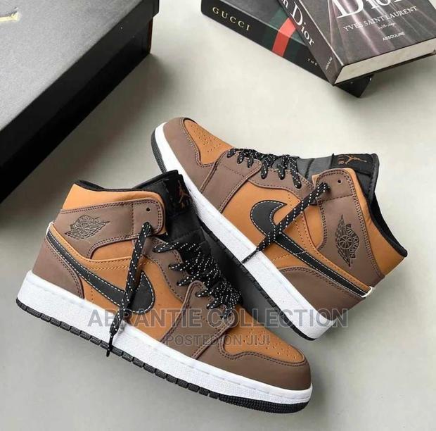 Nike Air Jordan 1 Mid SE Dark Chocolate · Photo 1