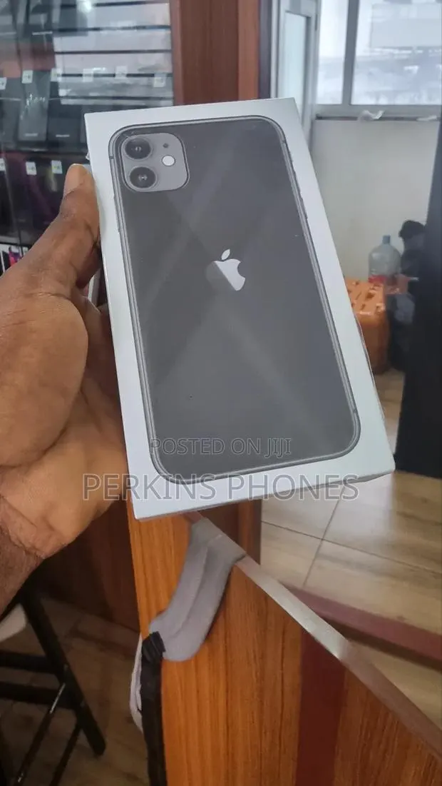 New Apple iPhone 11 128 GB Black · Photo 1
