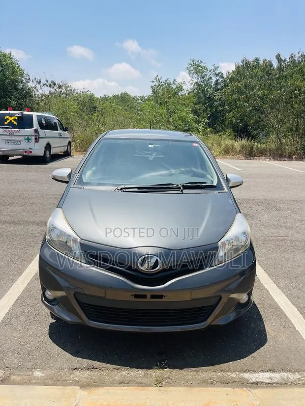 Toyota Vitz 2013 Silver · Photo 1