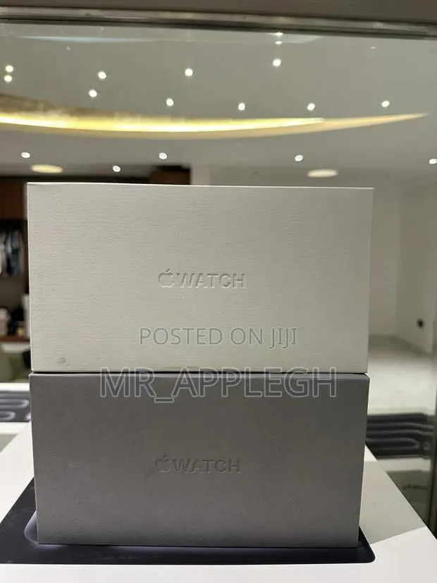 Apple Watch Ultra 2 Black 49mm With Titanium Milanese Loop · Photo 1