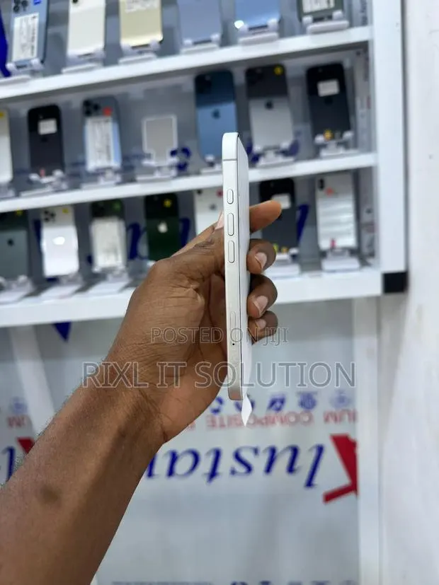 Apple iPhone 16 128 GB White · Photo 1