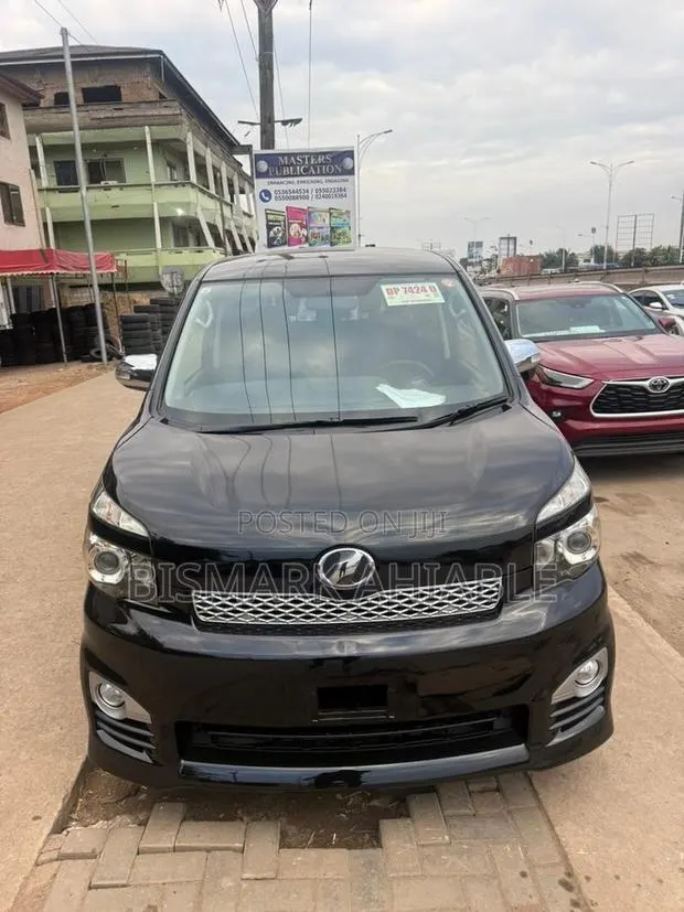Toyota Voxy V 2WD 8-Seater 2010 Black · Photo 1