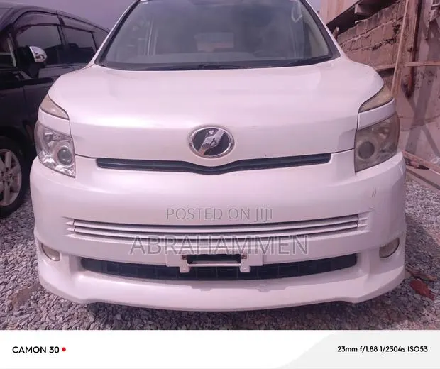 Toyota Voxy V 2WD 8-Seater 2013 White · Photo 1