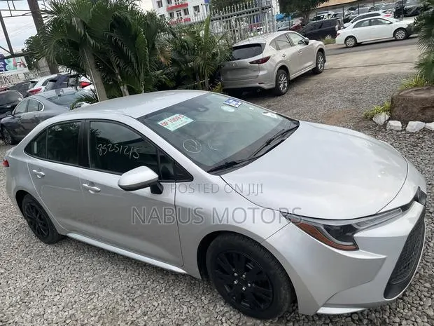 Toyota Corolla LE 2020 Silver · Photo 1