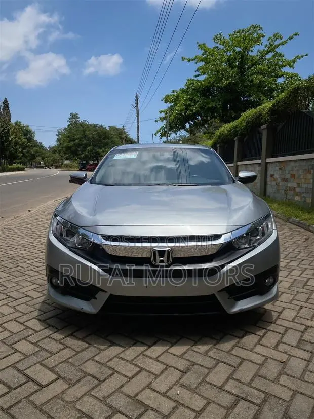 Honda Civic EX 4dr Hatchback (1.5L 4cyl) 2017 Silver · Photo 1
