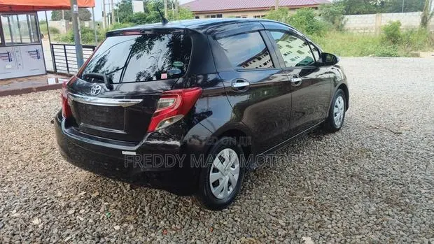 Toyota Vitz 1.3 FWD 5dr 2015 Purple · Photo 1