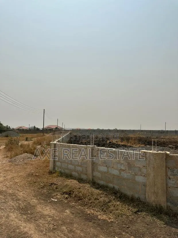 Unbeatable Offers on Lands · Photo 1