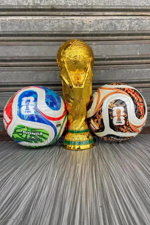 Fifa World Cup Replica Trophy + 2026 World Cup Footballs · Photo 1