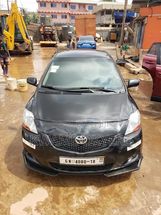 Toyota Yaris 2010 Black · Photo 1