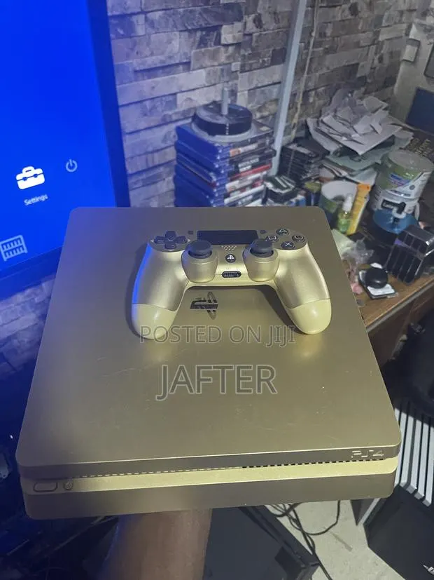 PlayStation 4 Slim Golden Edition With 10 Games · Photo 1