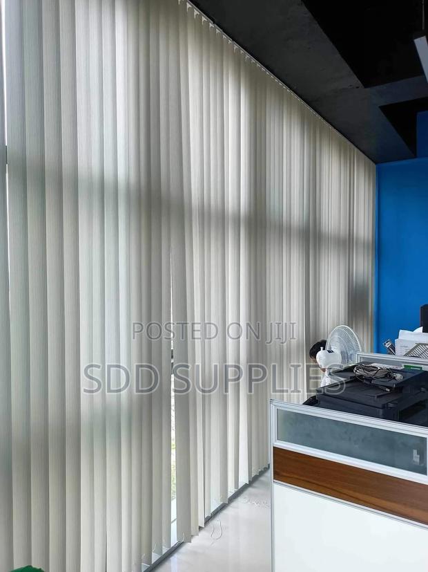 Executive Long Customized Office Vertical Blinds · Photo 1
