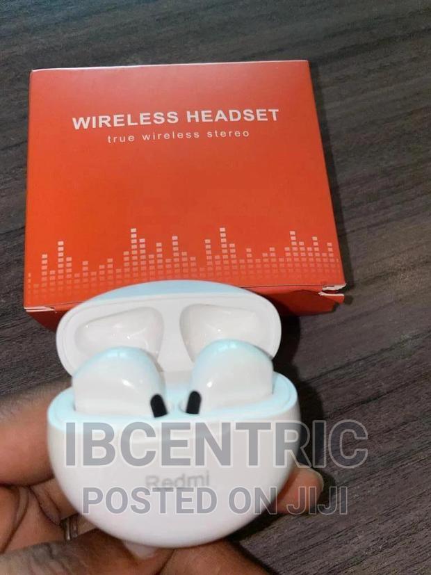 Wireless Earbuds · Photo 2