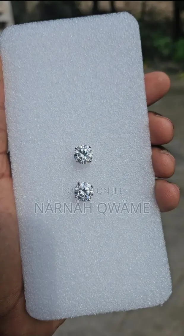 Pair of 1 Carat Moissanite Earrings (1ct Each) · Photo 1