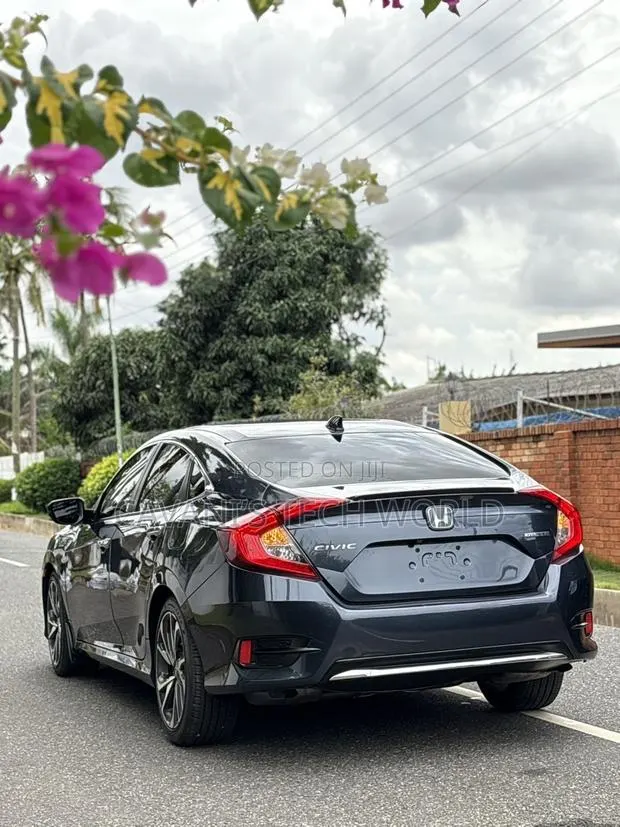 Honda Civic Touring Sedan 2020 · Photo 1