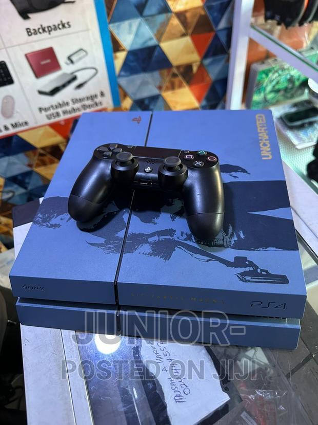 PLAYSTATION 4 With Free Games FC27 · Photo 1
