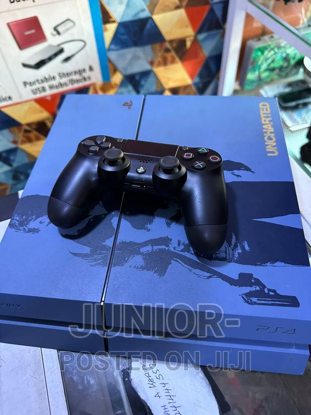 PLAYSTATION 4 With Free Games FC27 · Photo 2