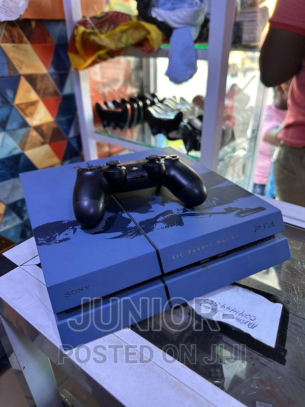 PLAYSTATION 4 With Free Games FC27 · Photo 3
