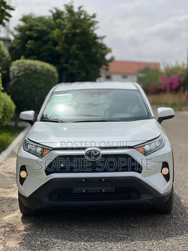Toyota RAV4 LE AWD 2024 White · Photo 1