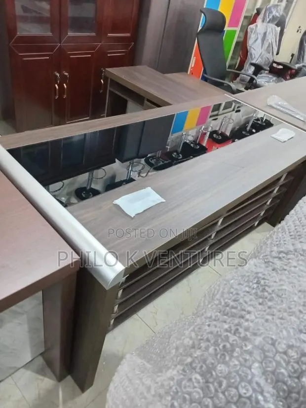 Luxurious Manger Table for Sale · Photo 1