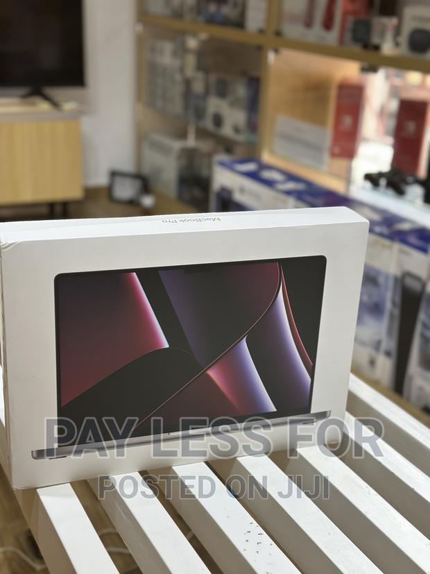 New Laptop Apple MacBook Pro 2022 M2 16GB Apple M2 SSD 1T · Photo 1