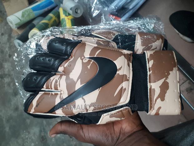 Original Goalkeepers Gloves At Cool Price · Photo 1
