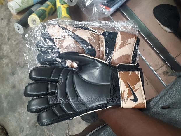 Original Goalkeepers Gloves At Cool Price · Photo 3