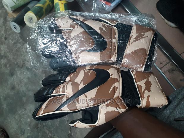 Original Goalkeepers Gloves At Cool Price · Photo 4
