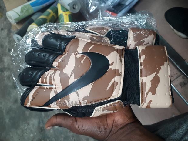 Original Goalkeepers Gloves At Cool Price · Photo 2