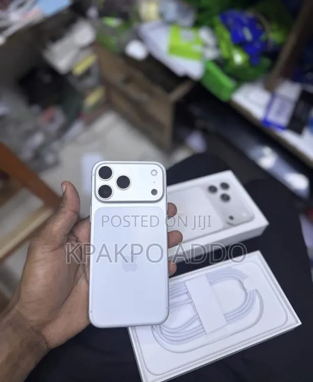 Apple iPhone 17 Pro Max 256 GB Silver · Photo 1