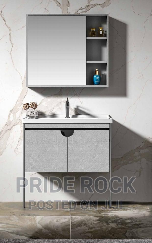 Cabinet Basin With Mirror and Hot and Cold Tap · Photo 2