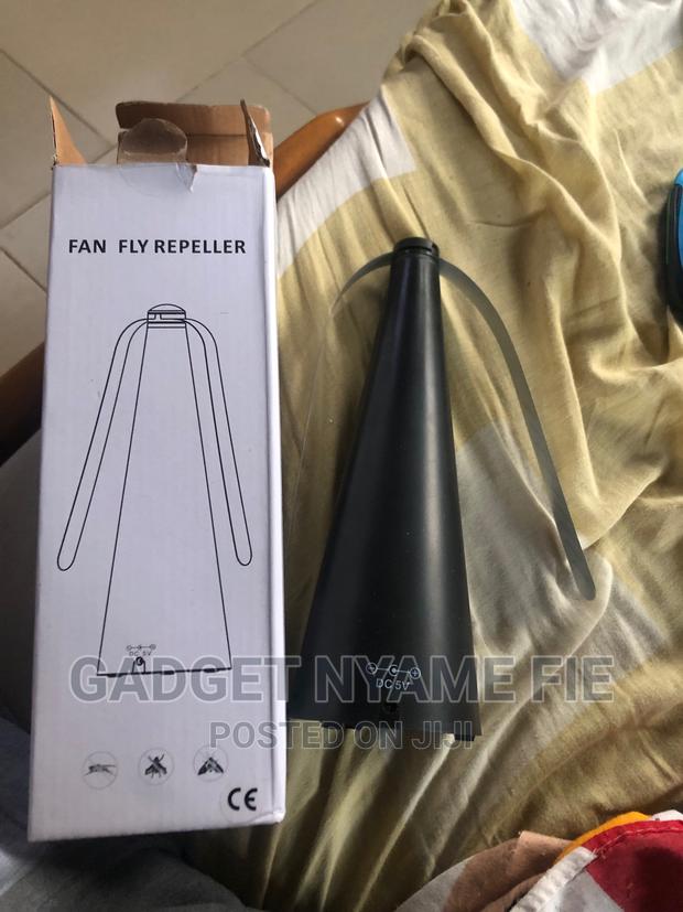Chemical Free Tabletop Fly Repeller Fan · Photo 1