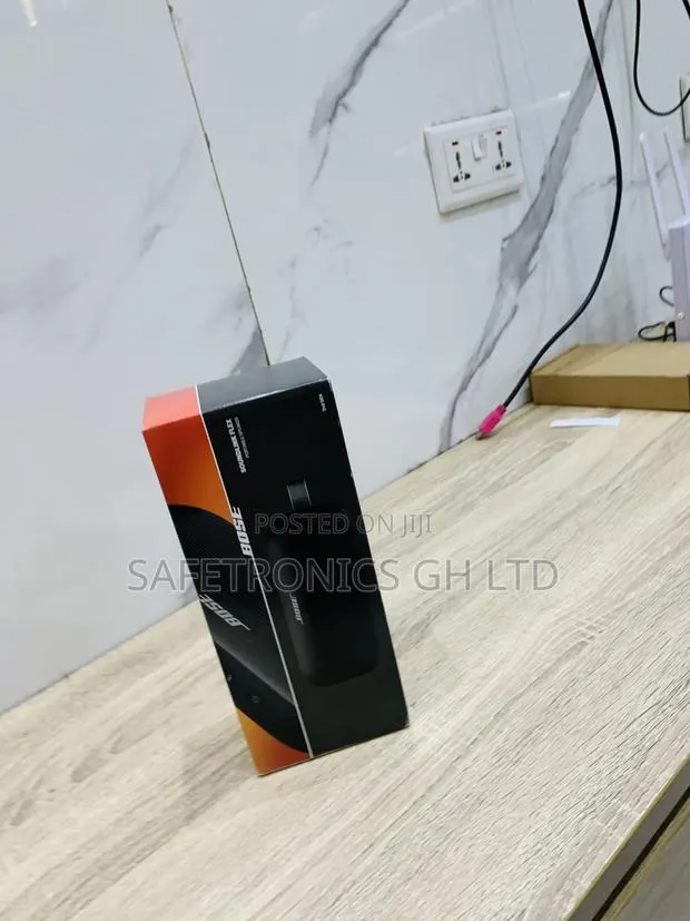 Essential Bose SoundLink Flex Portable Bluetooth Speaker · Photo 1