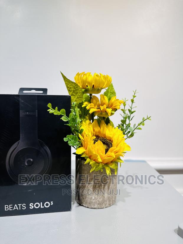 Awesome Sleek Beats Solo 3 Headphones · Photo 1