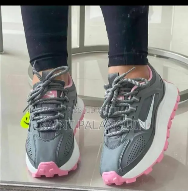 Nikes Wear Trainers · Photo 1