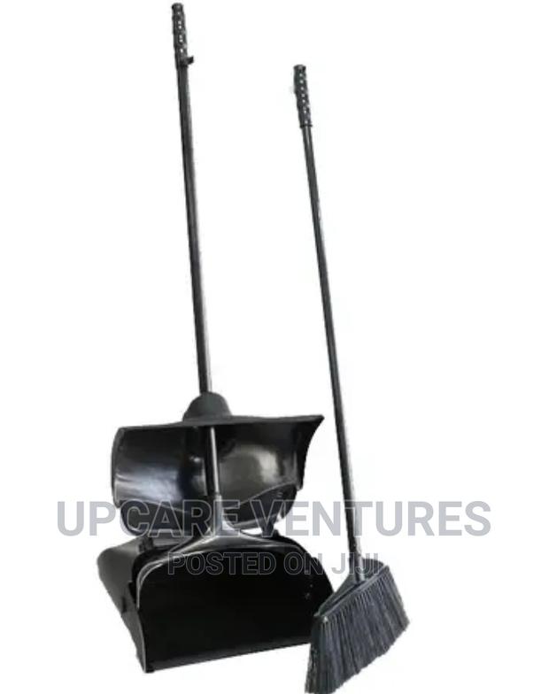 Covered Dustpan With Brush · Photo 1