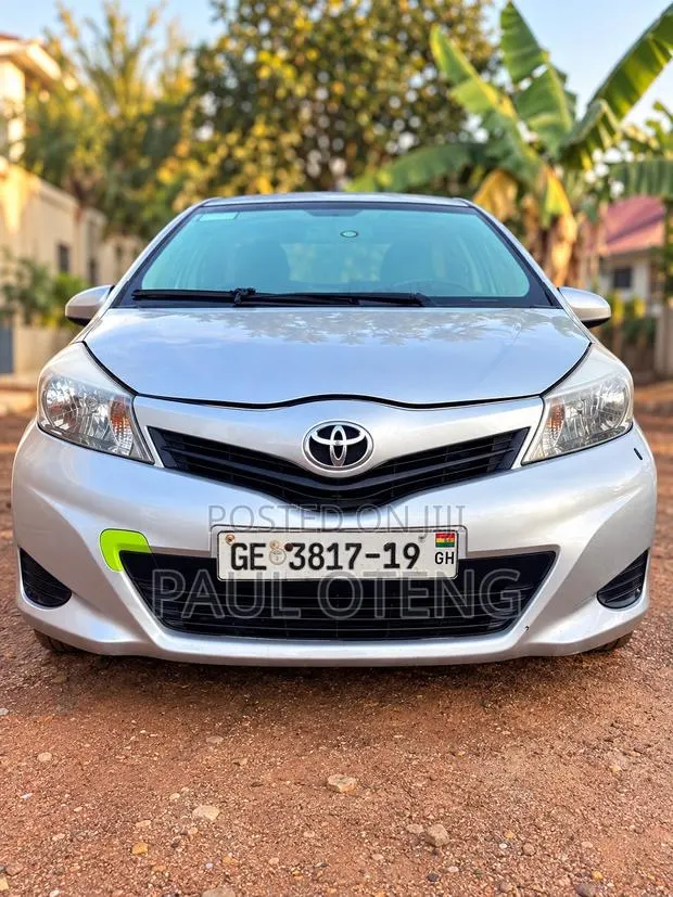 Toyota Yaris LE Hatchback 5dr 2013 Silver · Photo 1
