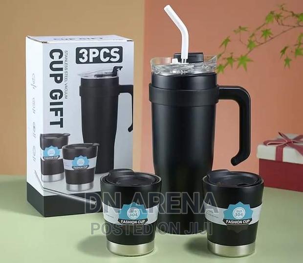 Stainless Steel Insulated Flask With 2 Cups and a Straw · Photo 1