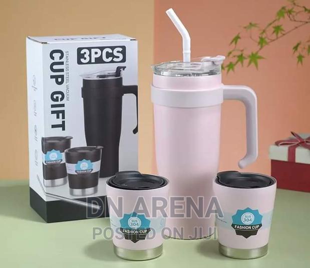 Stainless Steel Insulated Flask With 2 Cups and a Straw · Photo 3