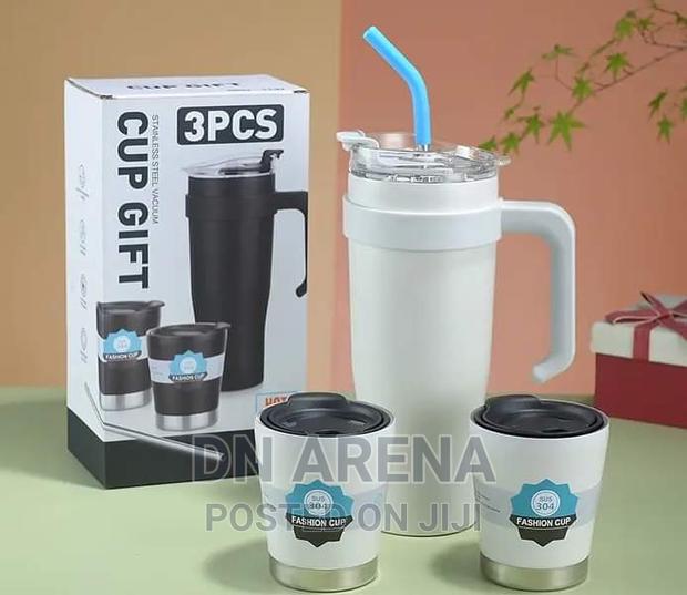 Stainless Steel Insulated Flask With 2 Cups and a Straw · Photo 5
