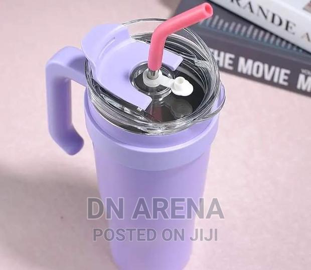Stainless Steel Insulated Flask With 2 Cups and a Straw · Photo 7