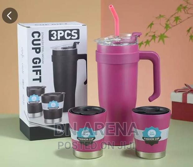 Stainless Steel Insulated Flask With 2 Cups and a Straw · Photo 8